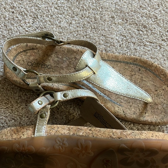 Aetrex cork footbed sandals great arch support. Metallic gold - Picture 2 of 6